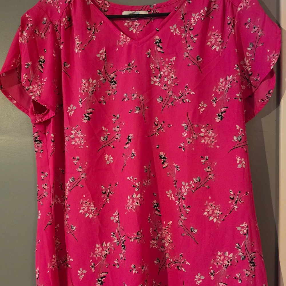 Croft & Barrow Pink Floral V-Neck Short Sleeve Blouse Medium